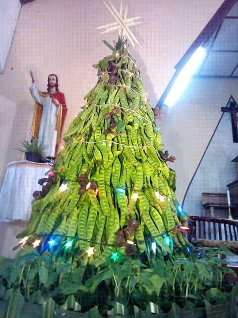 21 Kreasi Pohon Natal Anti-Mainstream, Ada yang dari Sendal Jepit dan Ponsel Bekas!