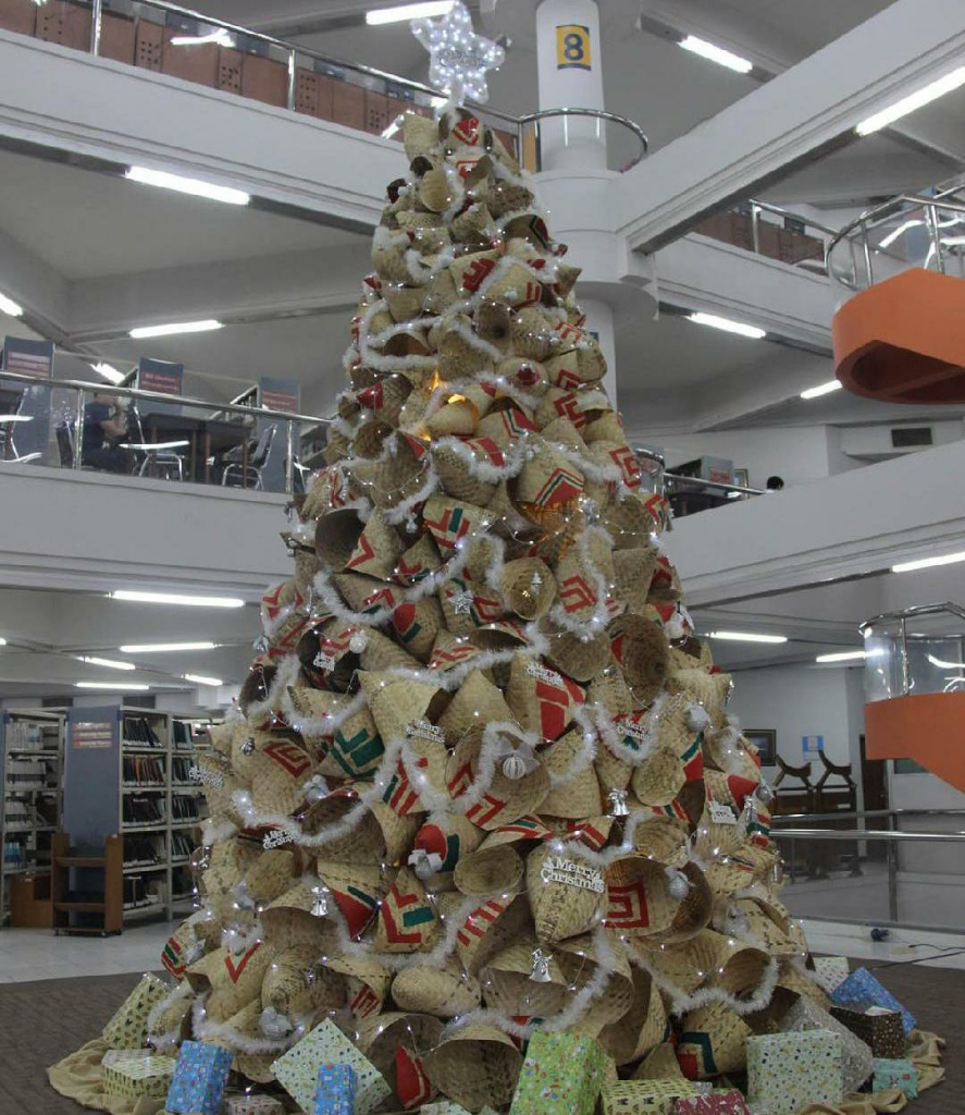21 Kreasi Pohon Natal Anti-Mainstream, Ada yang dari Sendal Jepit dan Ponsel Bekas!