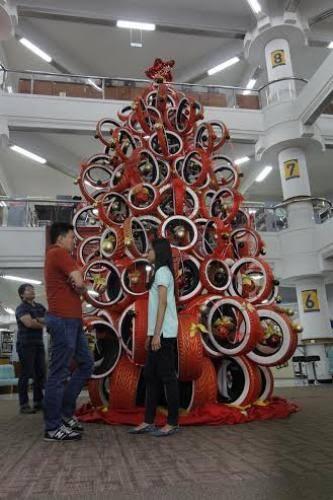 21 Kreasi Pohon Natal Anti-Mainstream, Ada yang dari Sendal Jepit dan Ponsel Bekas!