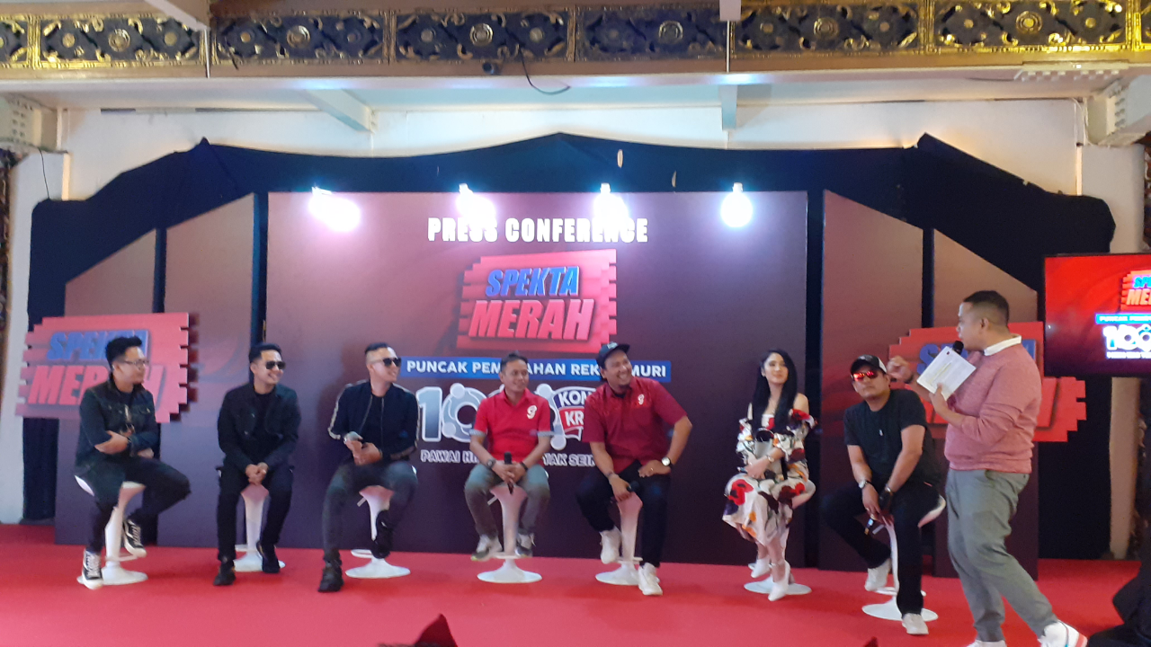 Spekta Merah Pawai Hias 1000 Komunitas 1000 Kreativitas, Nyalakan Merahmu