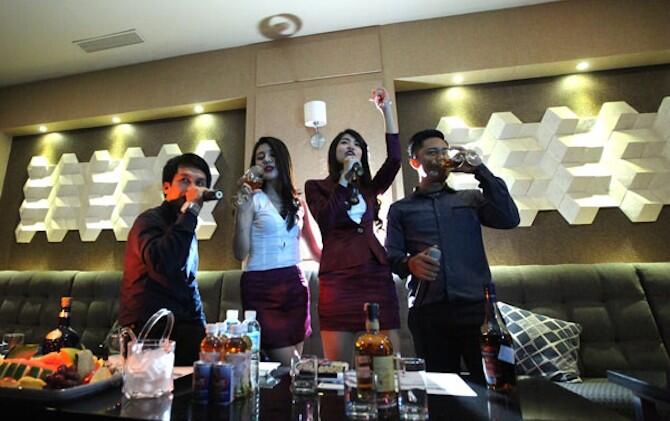 Ngamuk Gegara LC Karaoke Tolak Diajak ML, Aksi Koboi Arlin Berujung Damai