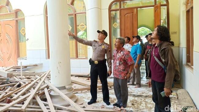 Baru Diresmikan 2 Pekan Lalu, Atap dan Kubah Masjid di Rembang Runtuh