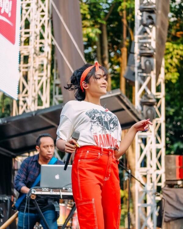 Selalu Energik, 10 Pesona Marion Jola saat di Panggung