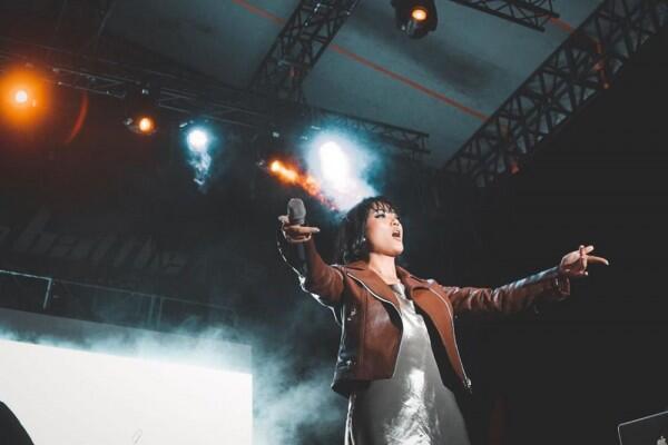 Selalu Energik, 10 Pesona Marion Jola saat di Panggung