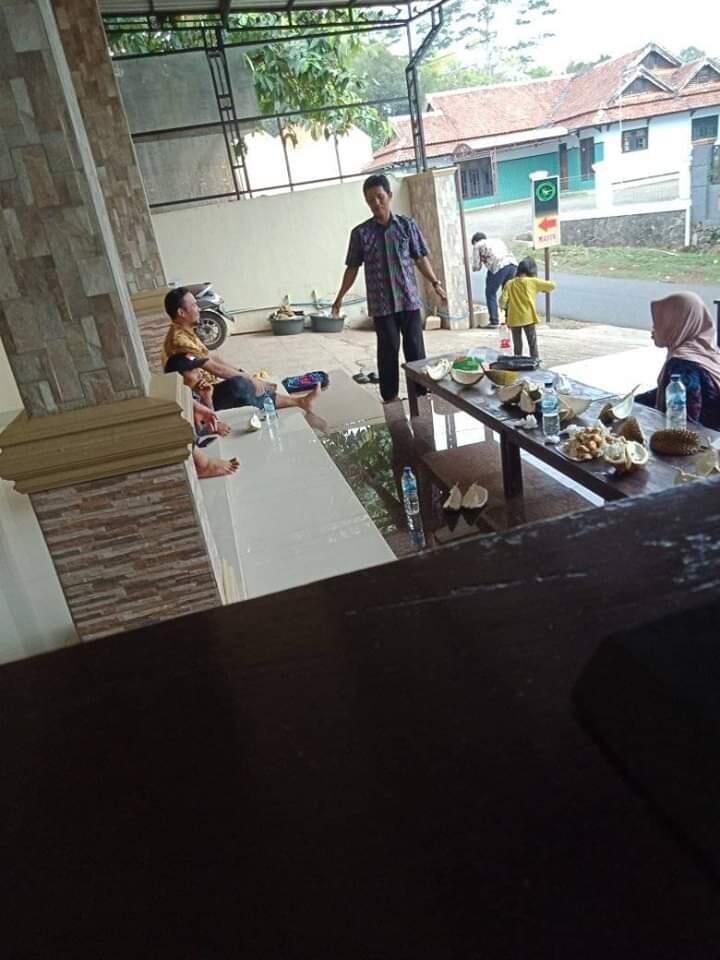 Penggemar Durian! Ayo Merapat di Kedai Durian Legit, Rasanya Dijamin Legit Menggigit