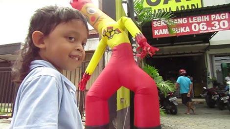 Air Dancer, Boneka 'Trend' Yg Menarik Dan Datangkan Pembeli (Lambaikan Tanganmu, Po!)