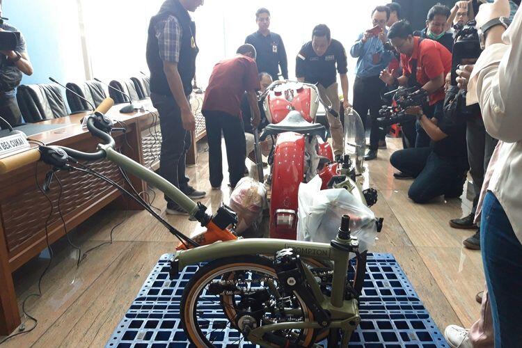 Foto Sepeda Brompton &amp; Komponen Harley Davidson Ilegal yang diboyong Lewat Garuda