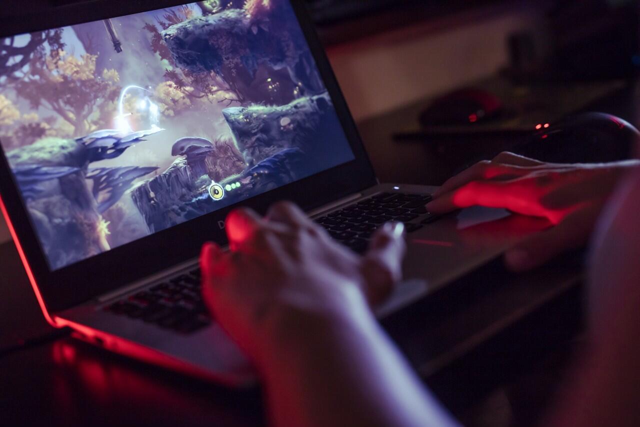 Apa Sih Enaknya Main Game Pakai Laptop Gaming?