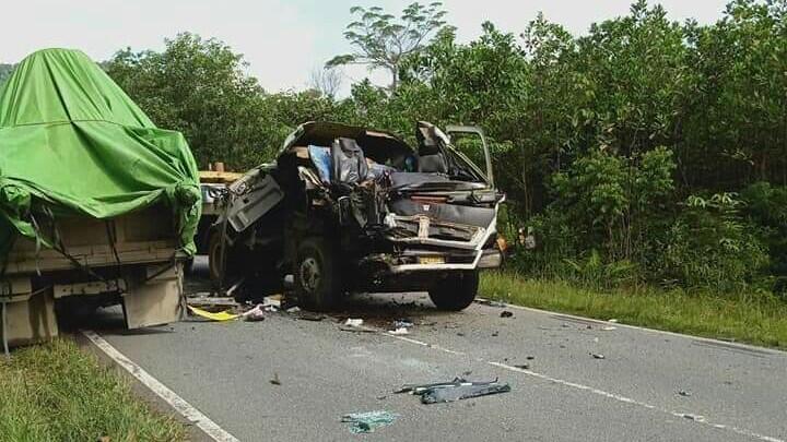 Kecelakaan maut. Tronton vs Bis Sentosa. Jln Trans Kalimantan. 