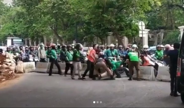 Ojol Buka Paksa Jalur Putar Balik Jalan Satrio, Dishub Terjunkan Petugas