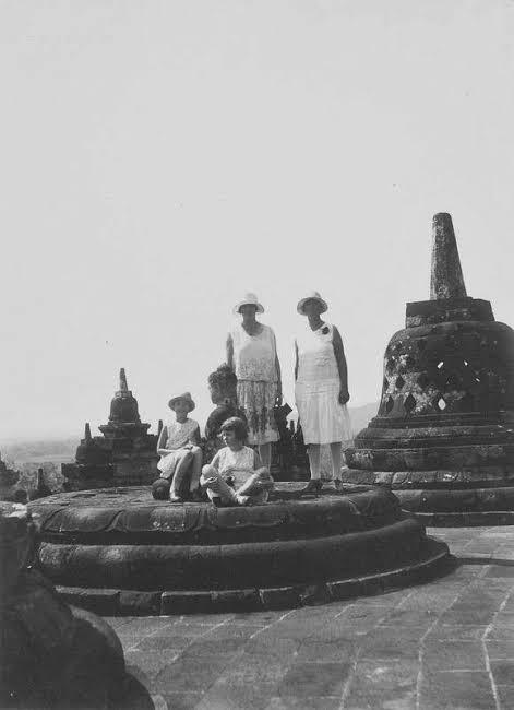 6 Foto Jadul Orang-orang Belanda di Borobudur Ini Sangat Tidak Sopan dan Bikin Emosi