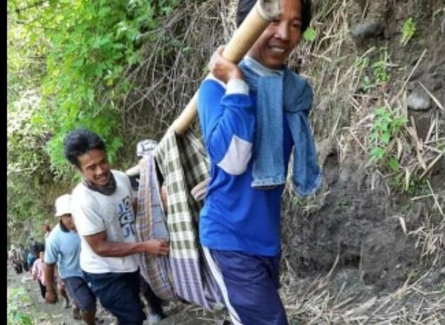 Warga Sakit Di Tandu Sarung Lewati Jurang Di Lereng Gunung Merapi Klaten