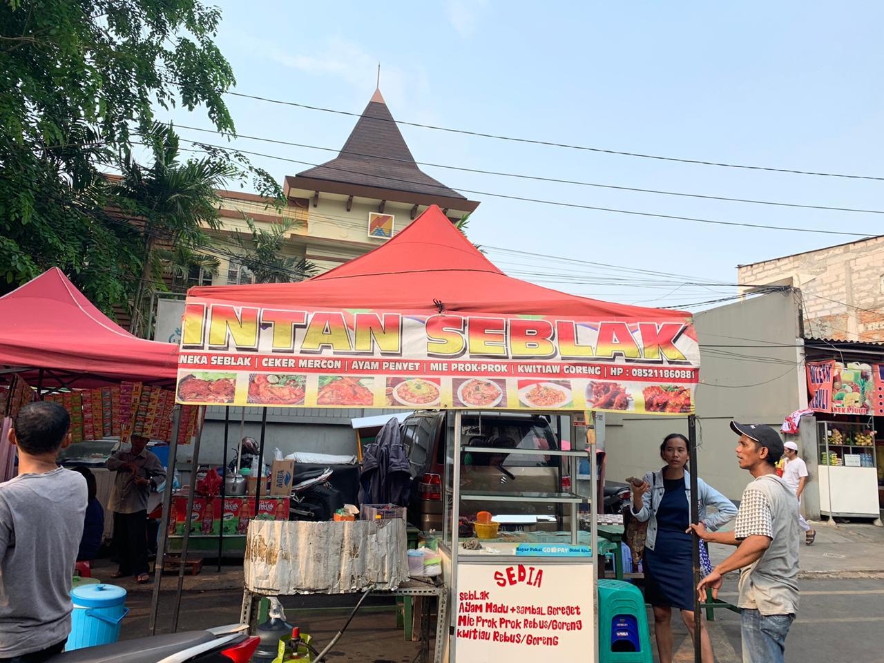 Aneka Jajanan yang Menggoda di Stasiun Tebet