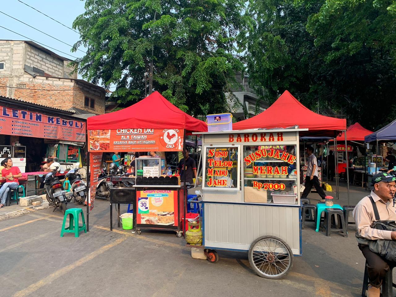 Aneka Jajanan yang Menggoda di Stasiun Tebet