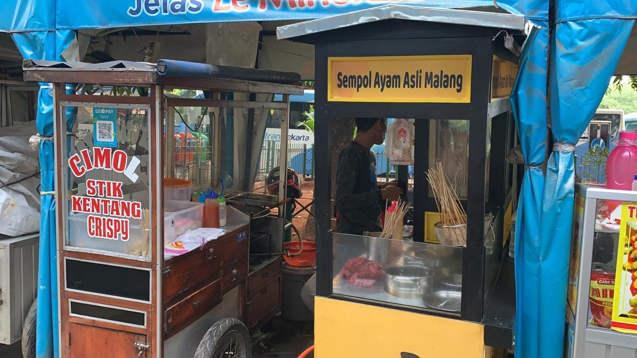 Aneka Jajanan yang Menggoda di Stasiun Tebet