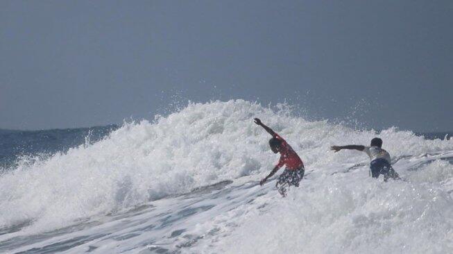 Tak Pedulikan Emas, Surfer Filipina Selamatkan Surfer Indonesia Yang Tergulung Ombak