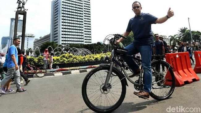 Komentar Anies Saat Pandji Pragiwaksono Pose Bareng Lem Aibon