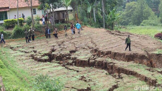 Rawan Pergerakan Tanah, Warga Bunijaya Bandung Barat Mulai Mengungsi