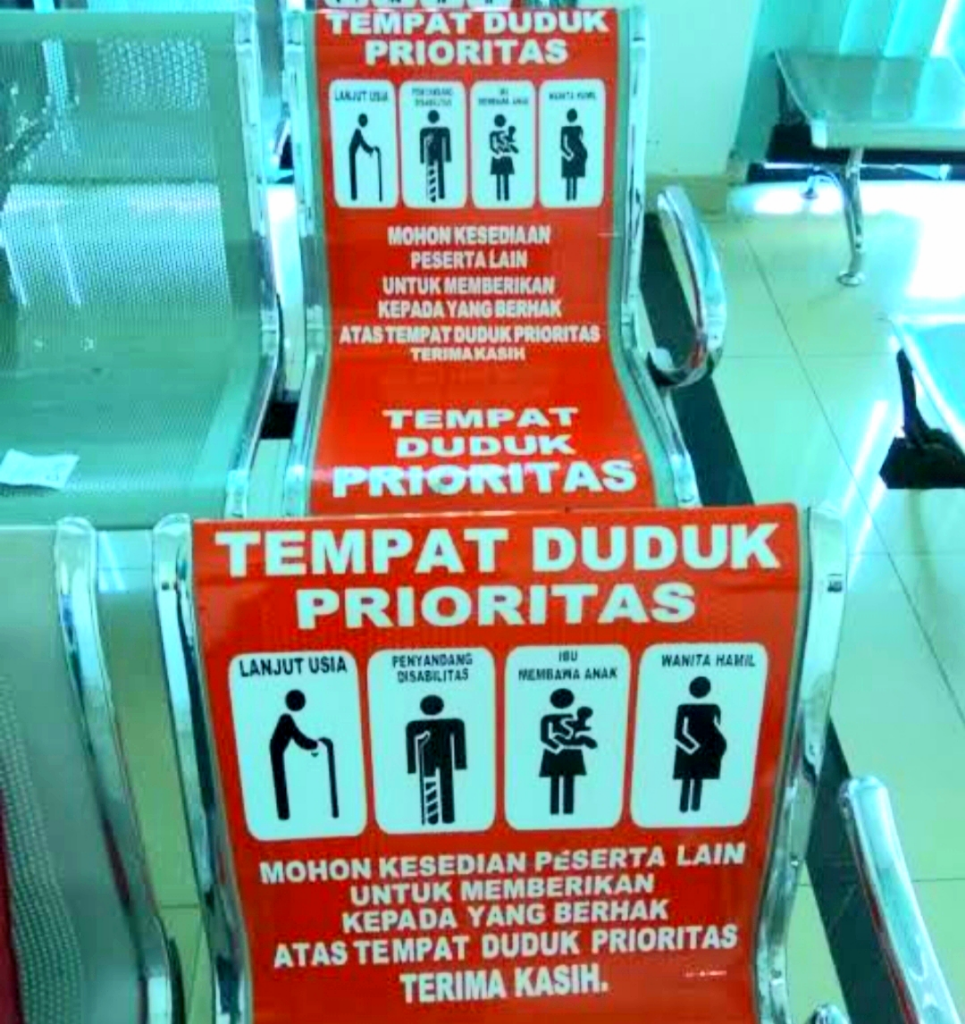 Viral Pria Merokok di KRL, Cegah Hal Semacam Itu Dengan Cara Berkelas Ini Gan!