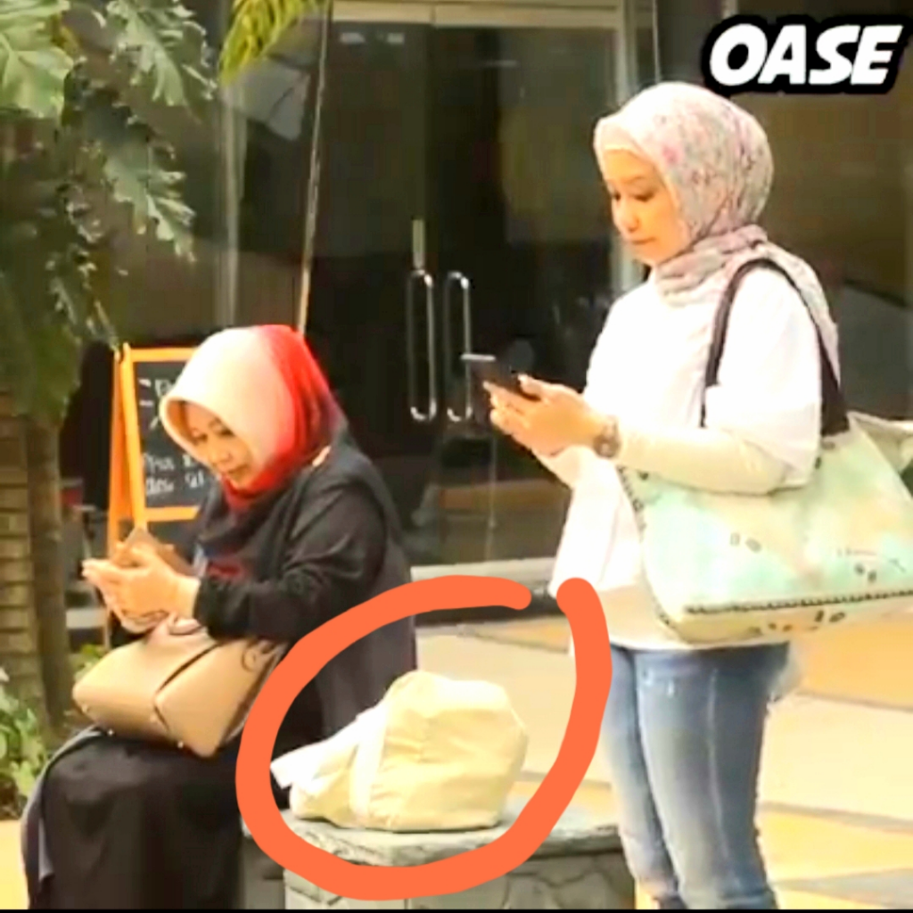 Viral Pria Merokok di KRL, Cegah Hal Semacam Itu Dengan Cara Berkelas Ini Gan!