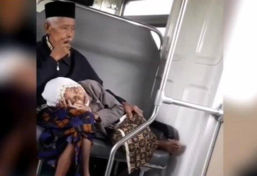Buat Jomblo Mengelus Dada Inilah Potret Kemesraan kakek Dan Nenek Di Dalam Kereta