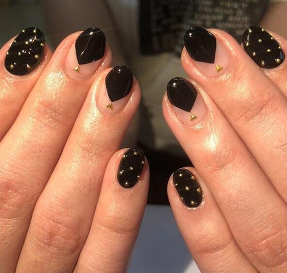 10 Ide Nail Polish Warna Hitam Yang Patut Kamu Coba!