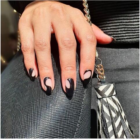 10 Ide Nail Polish Warna Hitam Yang Patut Kamu Coba!