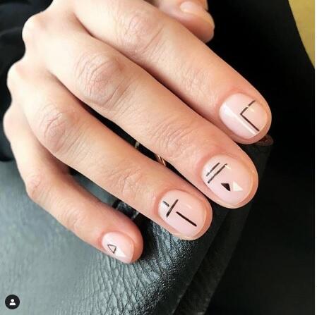 10 Ide Nail Polish Warna Hitam Yang Patut Kamu Coba!