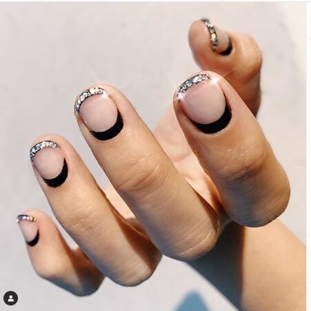 10 Ide Nail Polish Warna Hitam Yang Patut Kamu Coba!