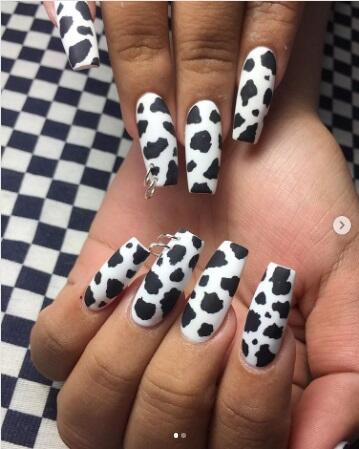 10 Ide Nail Polish Warna Hitam Yang Patut Kamu Coba!