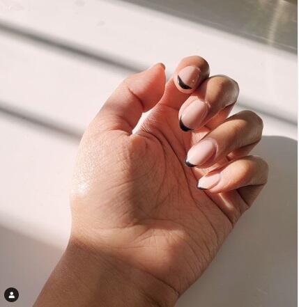 10 Ide Nail Polish Warna Hitam Yang Patut Kamu Coba!