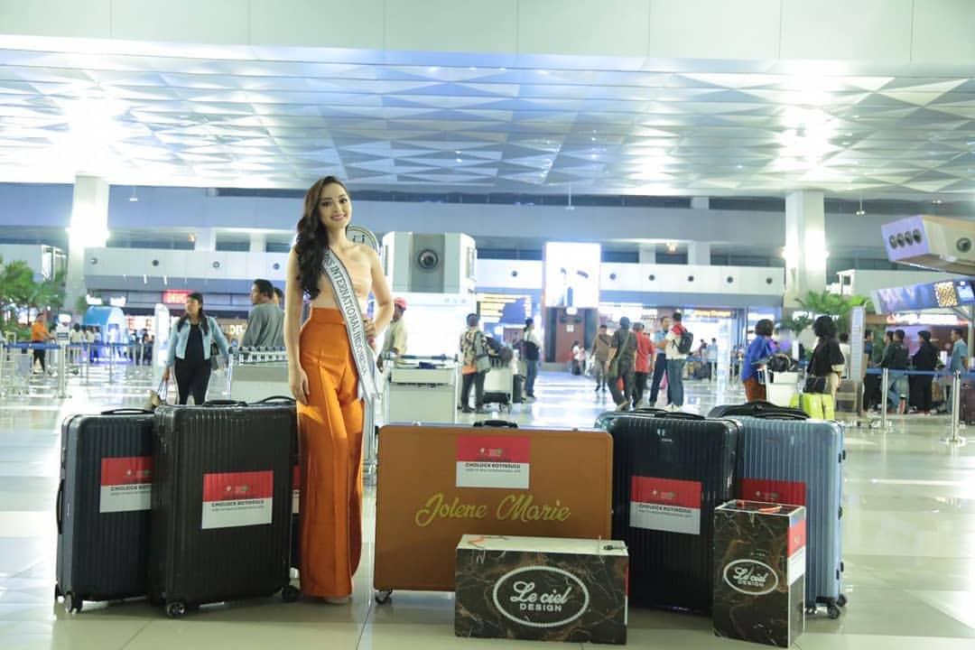 Belum Move On, Yuk Intip Lagi Outfit Jolene Marie Saat Karantina Miss internasional