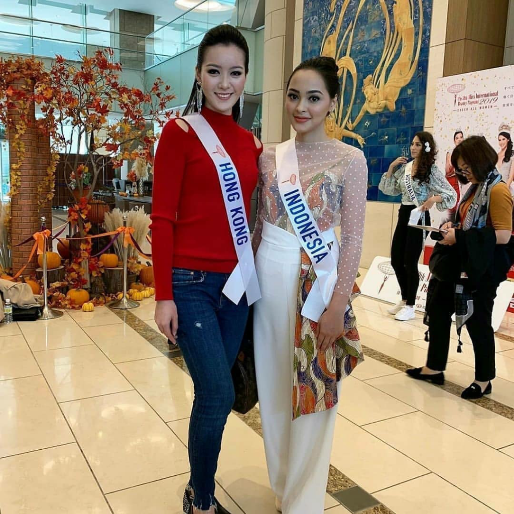 Belum Move On, Yuk Intip Lagi Outfit Jolene Marie Saat Karantina Miss internasional