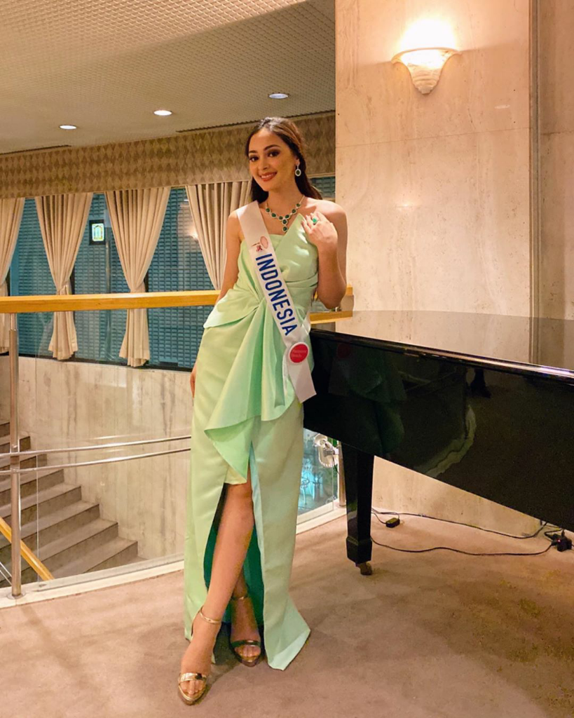 Belum Move On, Yuk Intip Lagi Outfit Jolene Marie Saat Karantina Miss internasional