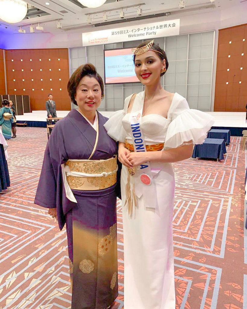 Belum Move On, Yuk Intip Lagi Outfit Jolene Marie Saat Karantina Miss internasional