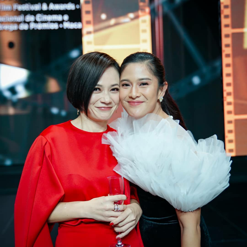 Dian Sastro, Berpose Dengan Yoona SNSD Hingga Make Up Sendiri Di Ajang IFFAM 2019