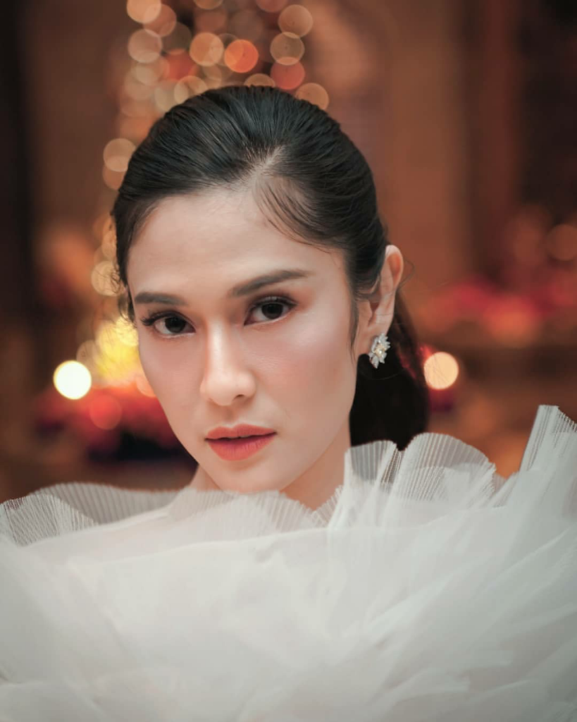 Dian Sastro, Berpose Dengan Yoona SNSD Hingga Make Up Sendiri Di Ajang IFFAM 2019