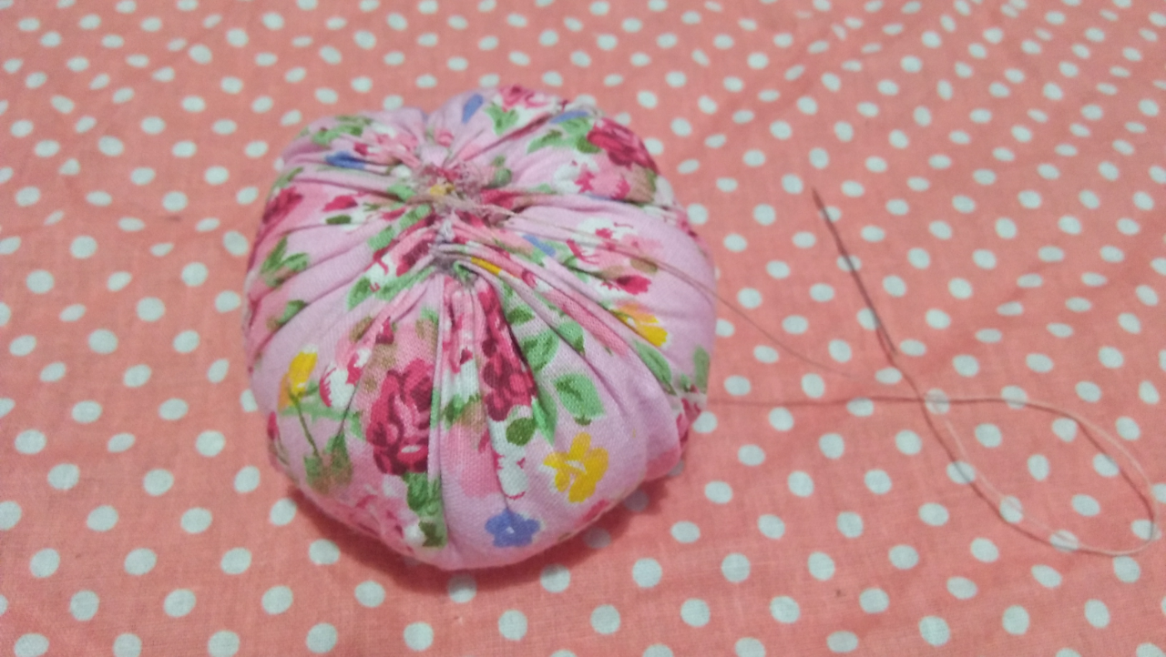 &#91;DIY&#93; 5 Langkah Mudah Membuat Pincushion Bunga dari Kain Perca