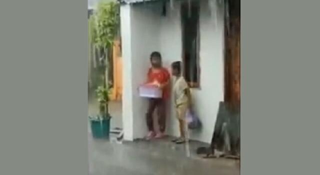 Video Dua Anak-anak Kehujanan Saat Berjualan Ini Sedih Banget, Berjuang Demi Hidup 