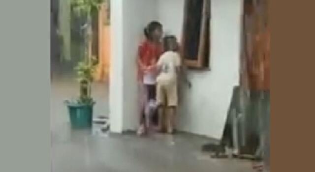 Video Dua Anak-anak Kehujanan Saat Berjualan Ini Sedih Banget, Berjuang Demi Hidup 