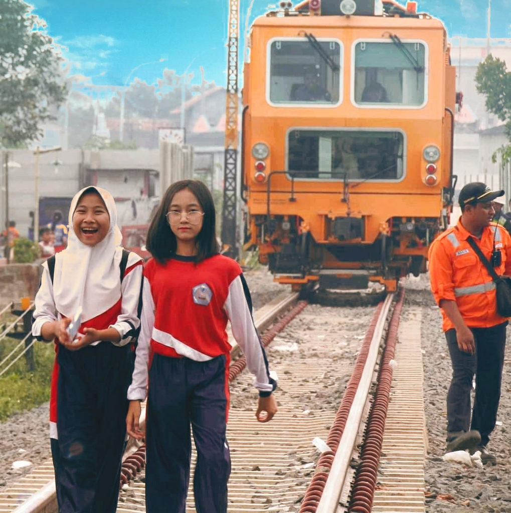 Dua Cewek Cantik Ini Menantang Maut Dengan Berjalan Santuy di Atas Rel Kereta Api 