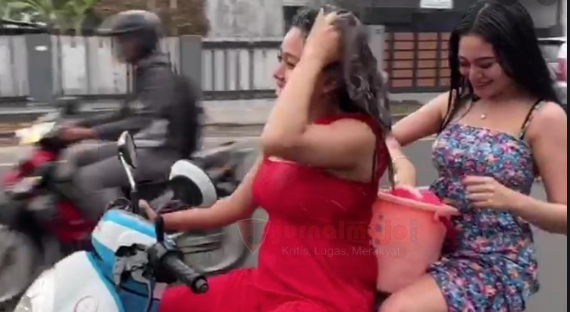 Polisi Buru 2 Wanita Seksi yang Kendarai Motor Sambil Keramas