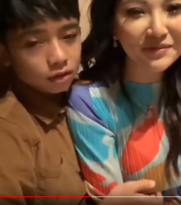 BETRAND PETO PEGANG DADA SARWENDAH! SENGAJA ATAU...???