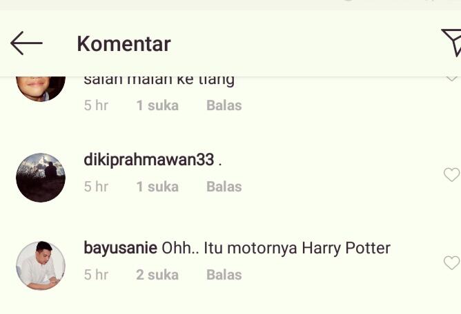 Heboh! Sepeda Motor Tersangkut di Tiang Listrik, Kenapa Bisa Gitu? 