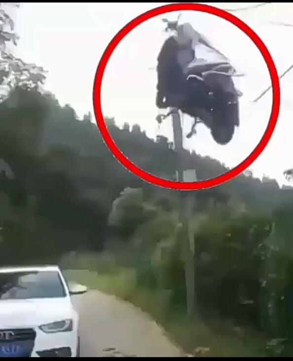 Heboh! Sepeda Motor Tersangkut di Tiang Listrik, Kenapa Bisa Gitu? 