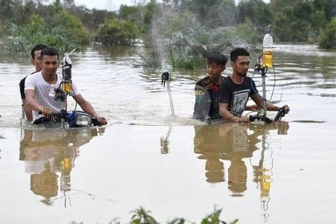 Anti Mainstream, Motor Bisa Jalan Di Sungai!