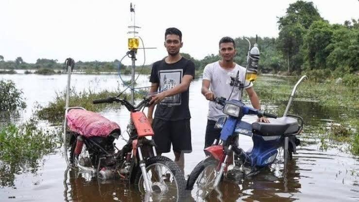 Anti Mainstream, Motor Bisa Jalan Di Sungai!