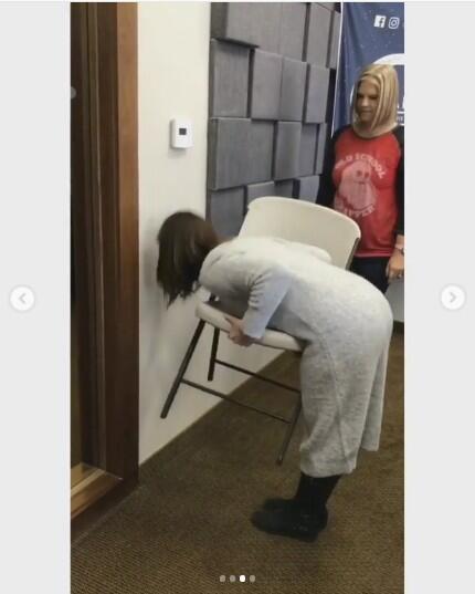 Chair Challenge, Tantangan Mengangkat Kursi dan Hanya Wanita yang Bisa Melakukannya