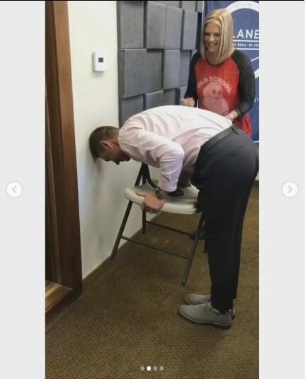 Chair Challenge, Tantangan Mengangkat Kursi dan Hanya Wanita yang Bisa Melakukannya