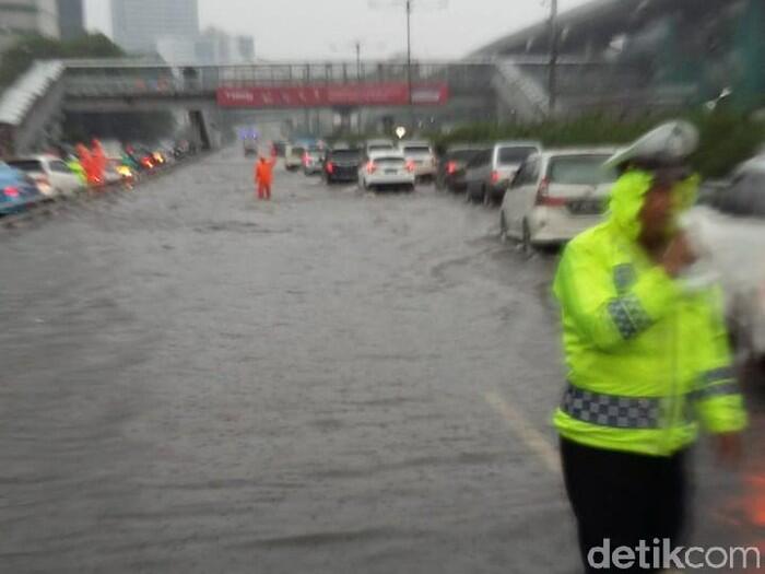 Tol Dalam Kota Banjir, Kendaraan ke Cawang Hanya Bisa Pakai 1 Lajur